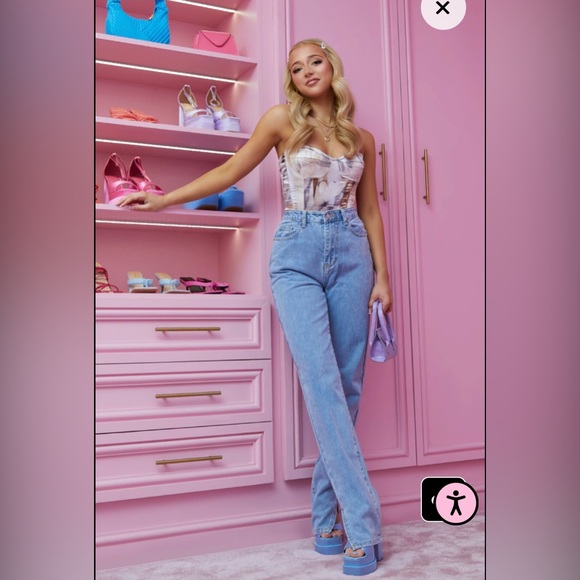 PrettyLittleThing Lightwash Split Hem Jeans - Picture 2 of 4